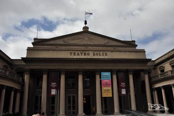 O Teatro Solis, o mais tradicional do país, no Centro Velho de Montevideo, no Uruguai